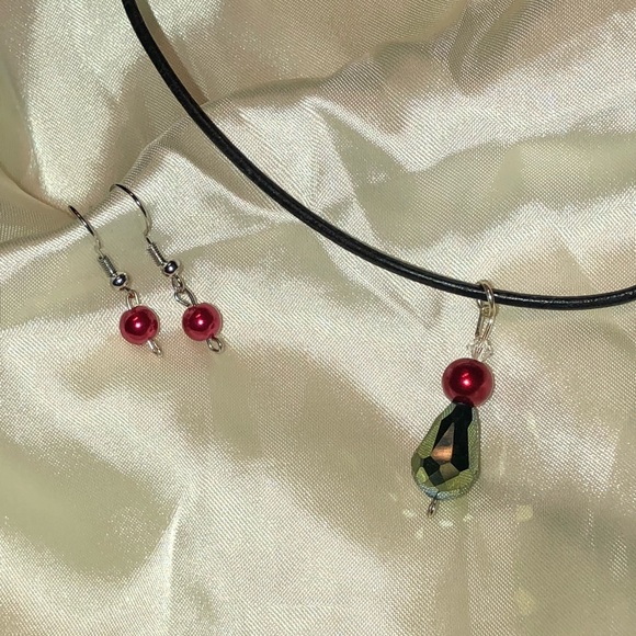 Swarovski crystal pendant leather cord & earrings - Picture 7 of 8
